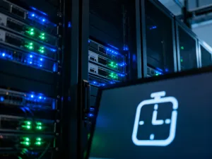 Ekran laptopa z panelem kontrolnym wysyłki maili i zielonymi ikonami potwierdzeń, symbolizujący poprawne testowanie poczty.